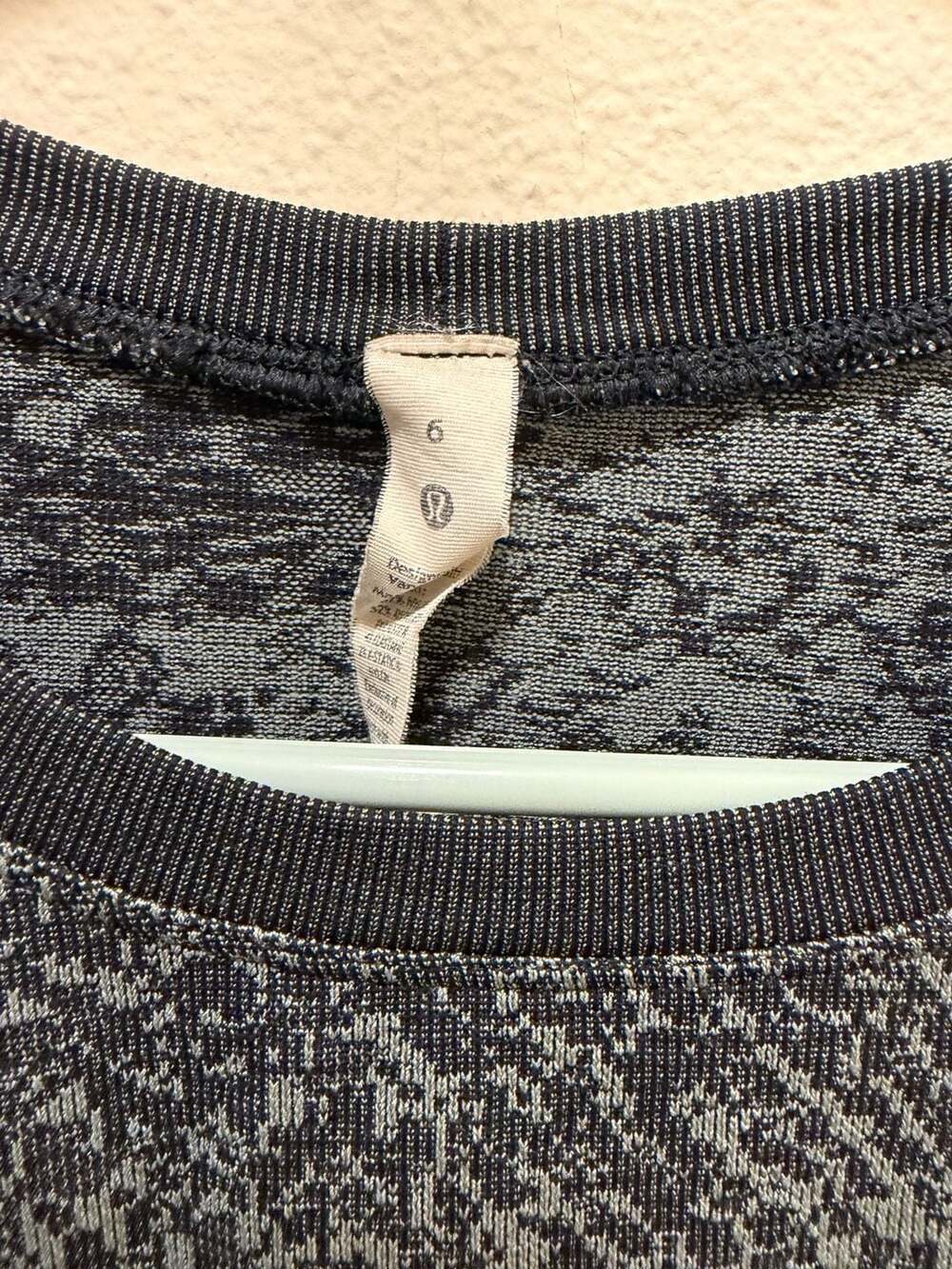 Lululemon Swiftly Breathe Long Sleeve Athletic Pullover Gray Black Size 6 - Picture 2 of 4